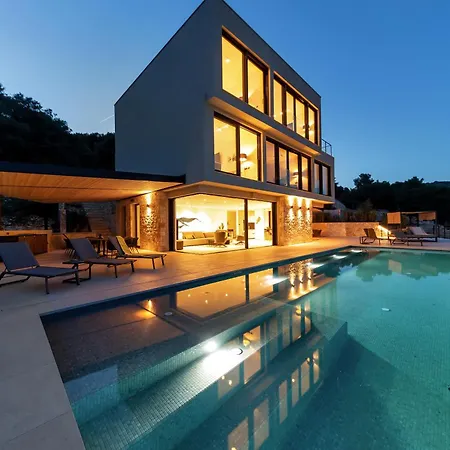 Issa Hills Infinity Pool & Panoramic Sea View Villa *