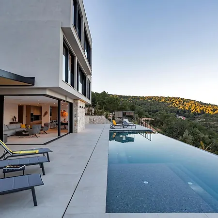 Issa Hills Infinity Pool & Panoramic Sea View Villa