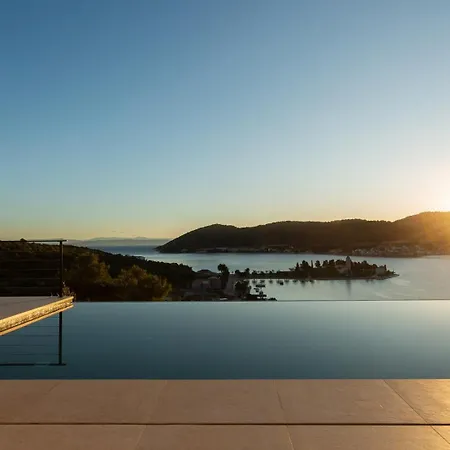 Issa Hills Infinity Pool & Panoramic Sea View Villa